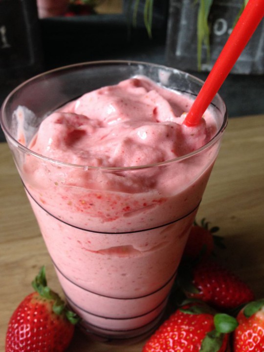 aardbeien milkshake op glas