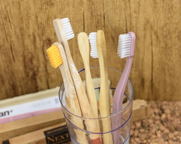 Bamboe / milieuvriendelijke tandenborstels....welke poetsen het Vijf soorten getest! Monique van der Vloed